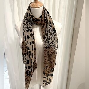 Scarf  leopard print 
lightweight like a chiffon fabric.
NWT  62” by 27”